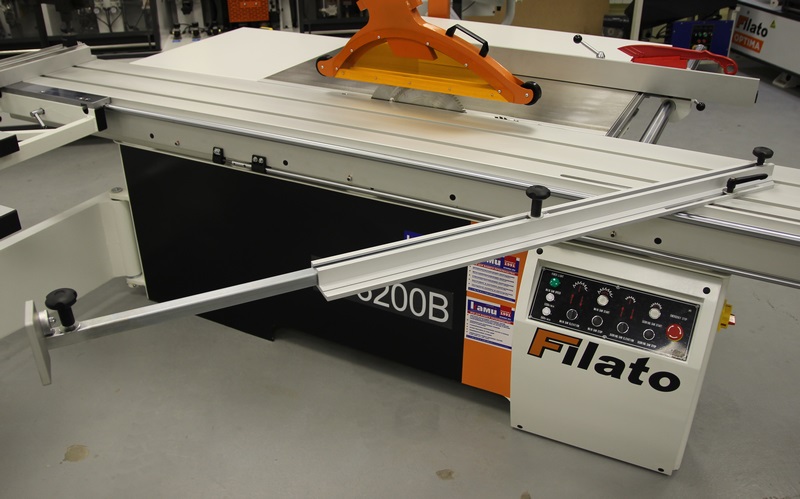 Filato FL-3200B  Линейка для косых резов  В стандартную комплектацию станка включена градуированная линейка с массивным флажковым упором и линзой, которая устанавливается на каретку в 